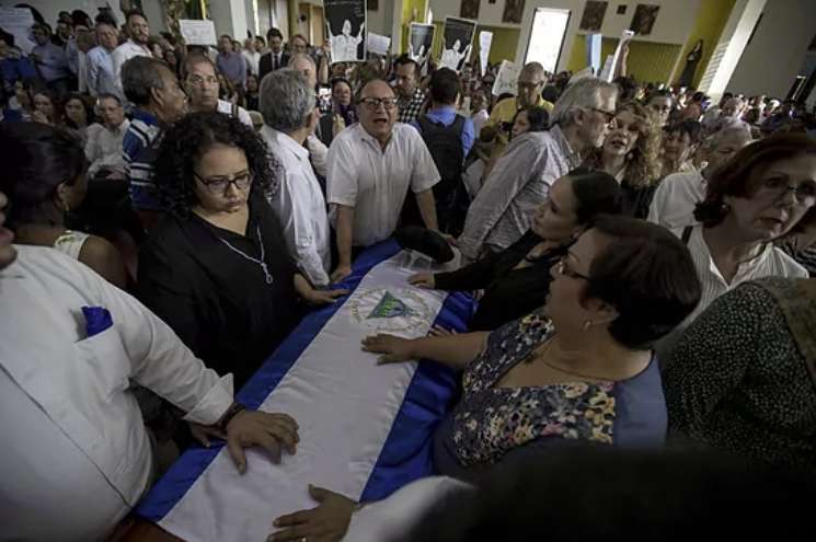 Varias personas dan el ultimo adiós al fallecido escritor y poeta Ernesto Cardenal durante una misa de cuerpo presente en este martes, en Managua