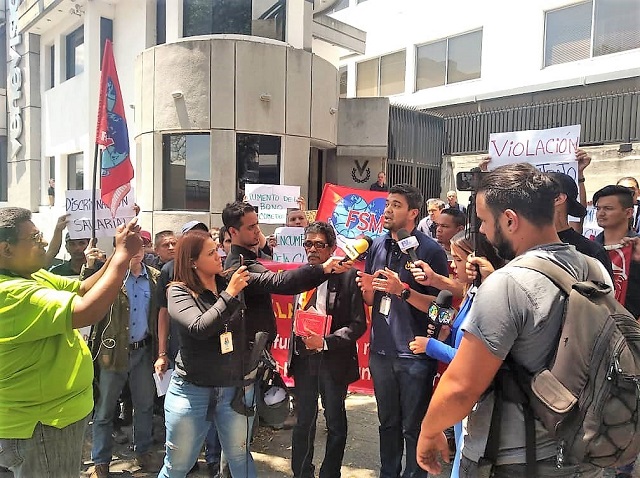 Trabajadores de Venevisión en protesta delante del canal