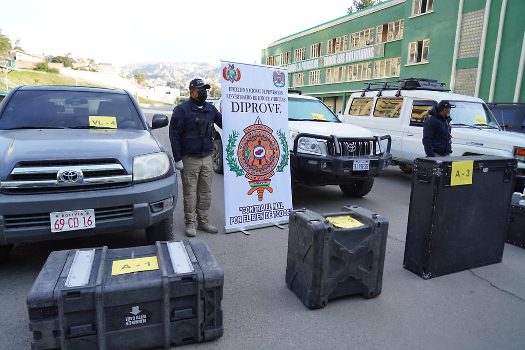 La Policía de Bolivia devuelve vehículos robados a la Embajada de Venezuela, el 17 de enero del 2022.
