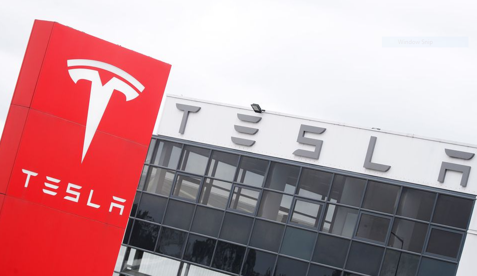 Logo de Tesla, en concesionario de carros en Inglaterra May 14, 2021.