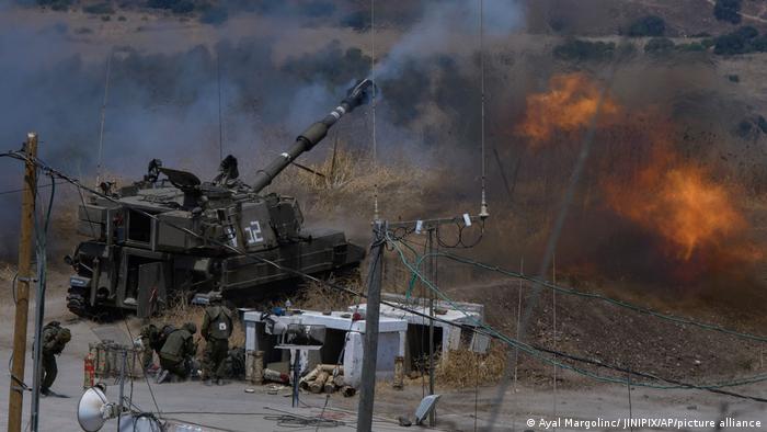 Artillería israelí, a un lado de lado de la denominada Línea Azul, la frontera de facto delineada por la ONU entre Israel y el Líbano