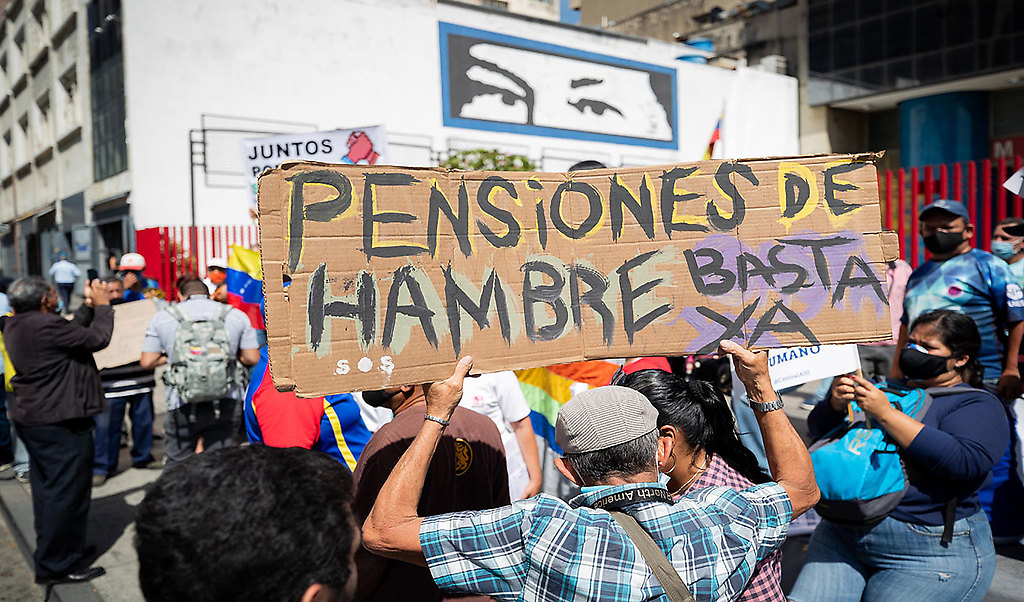 Pensionados venezolanos, protestan por monto insuficiente de las pensiones