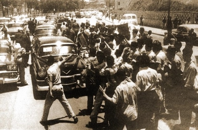 Manifestación estudiantil detiene y rodea vehículo de la caravana de Nixon (entonces Vicepresidente de los EE.UU), de visita en Caracas en 1958