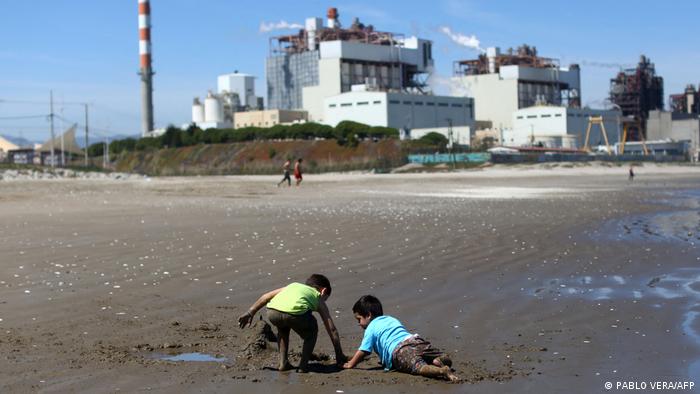 Niños juegan en la playa de Las Ventanas, junto a la termoeléctrica de AES, en Puchuncaví,en la región de Valparaíso