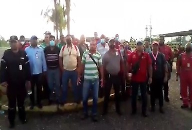 En el centro, el trabajador petrolero Evaristo Arteaga junto a sus compañeros de trabajo en el Complejo Jusepín