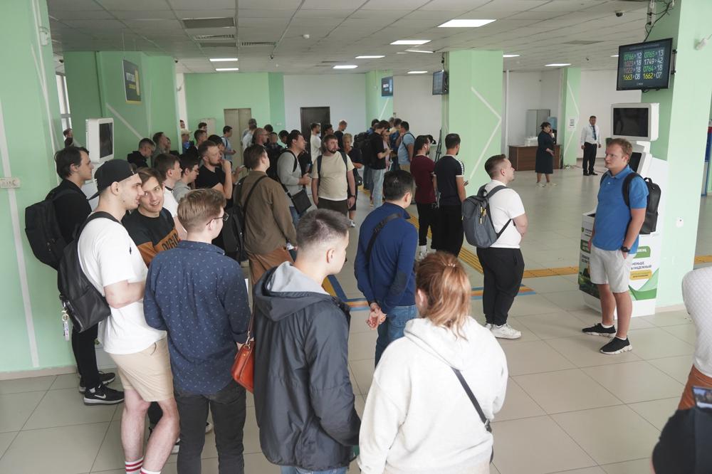 Rusos hacen fila para obtener un Número de Identificación Personal en Almaty, Kazajistán