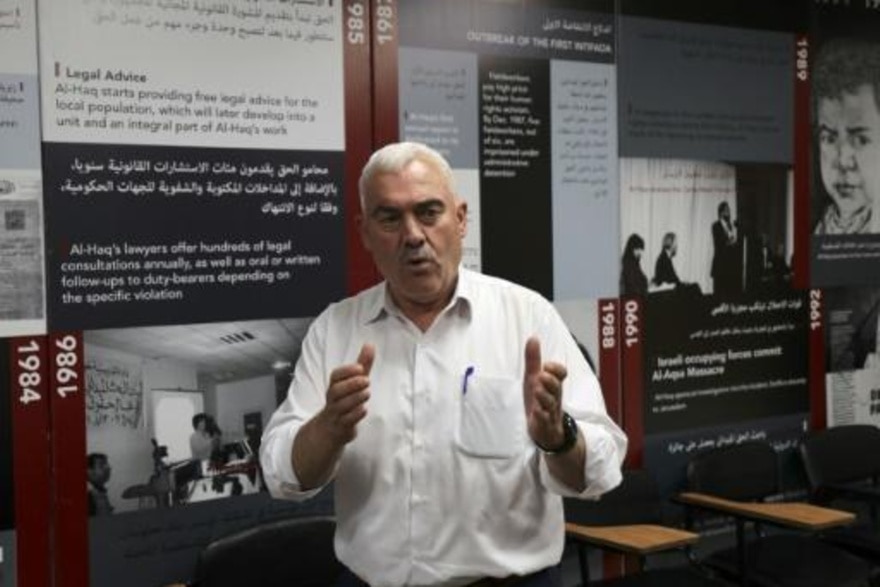 Shawan Jabarin habla en las oficinas de su ONG Al Haq en Ramala, en Cisjordania ocupada, el 24 de agosto de 2022