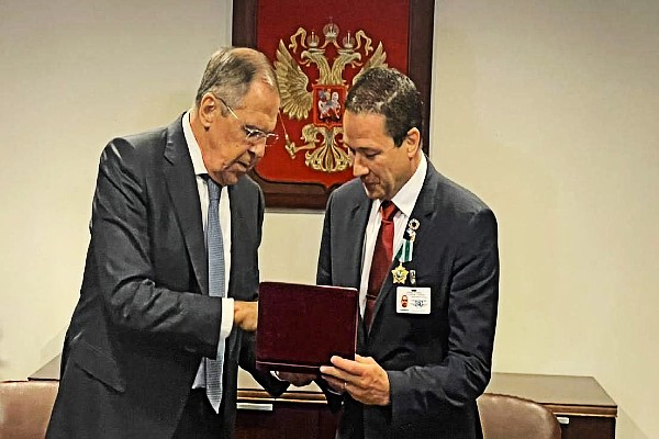 El canciller ruso, Serguéi Lavrov, entrega la Orden de la Amistad a su par venezolano, Carlos Faría