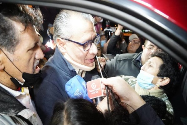 El exvicepresidente de Ecuador, Jorge Glas, salió la tarde del lunes de la Cárcel 4 de Quito después de que un juez ordenó su excarcelación.