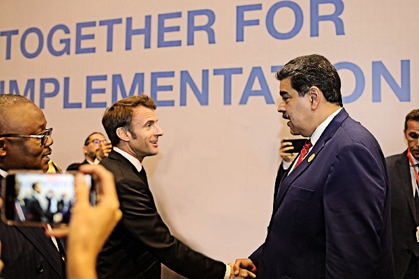 Maduro y Macron sostuvieron en un breve encuentro durante la COP27.