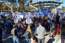 Trabajadores universitarios en huelga en California