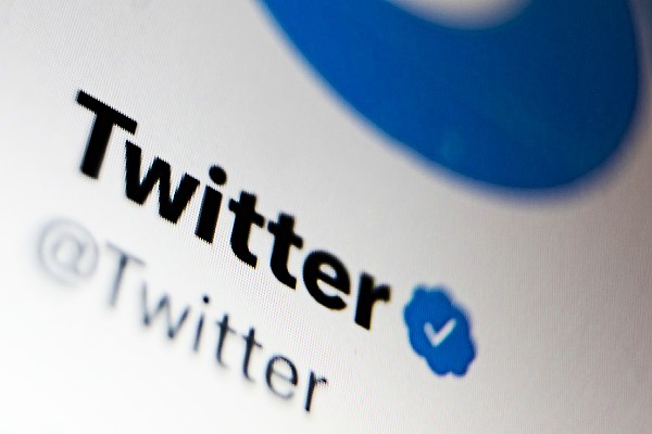 "Obtenga Twitter Blue por 7,99 dólares al mes si se registra ahora", anunció la aplicación móvil de la red, de momento solo disponible en iPhones.
