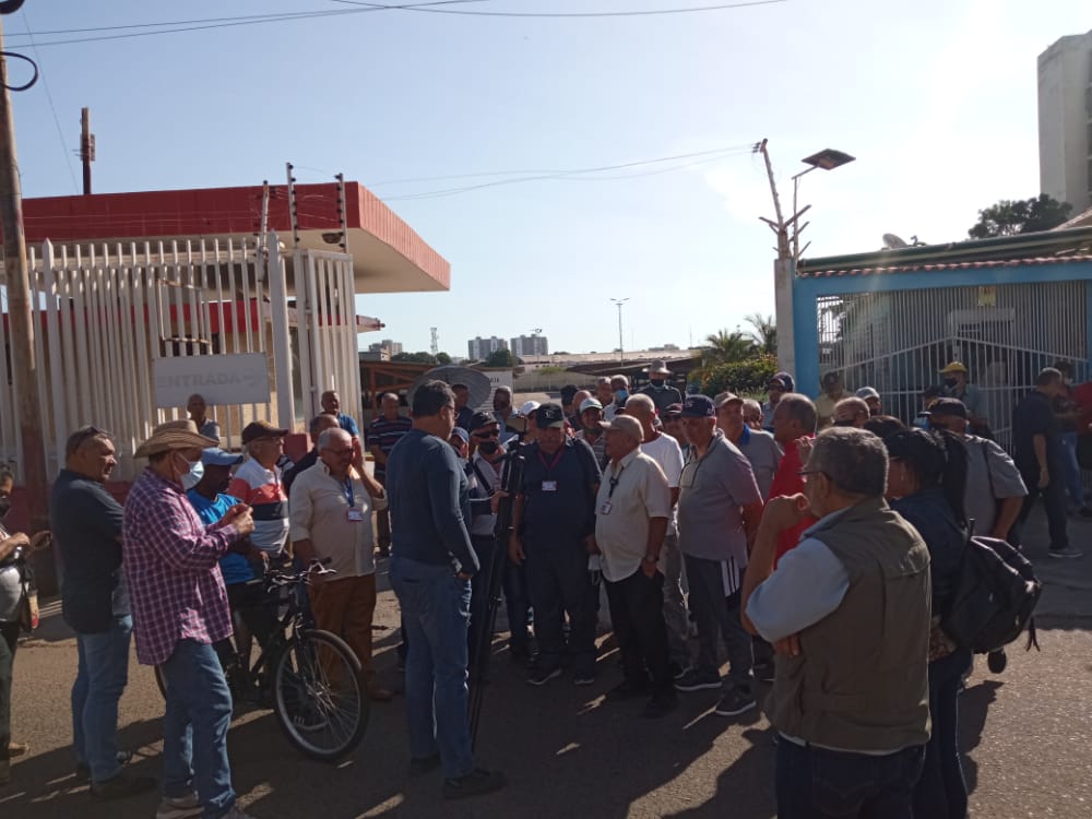 Grupo de jubilados de la industria petrolera Pdvsa y petroquímicos, realizaron una manifestación en protesta por el pago del beneficios