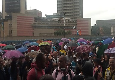 Con lluvia frío y neblina los docentes de Carcas salieron a protestar por mejoras salariales
