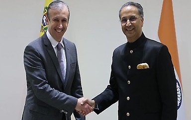 El Aissami, acompañado por el embajador indio en Caracas, Abhishek Singh