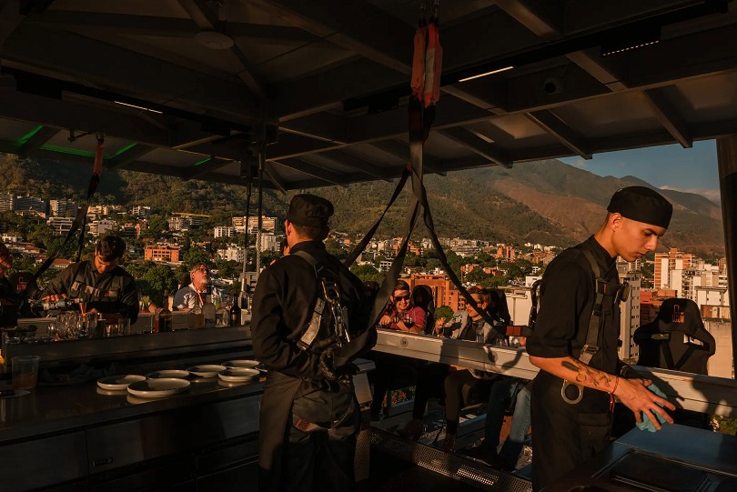 Servicio en Altum, un restaurante que pende de una grúa en Caracas, Venezuela.