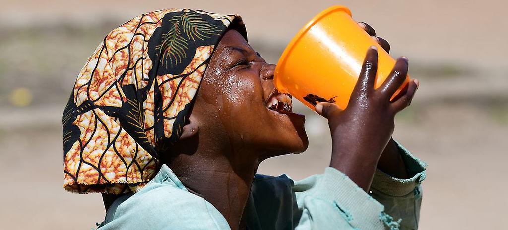 Una niña bebe agua en la escuela de Goré, Chad.