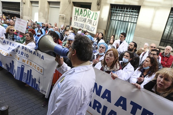 Concentración de trabajadores de la sanidad pública frente a la Consejería de Sanidad de Madrid