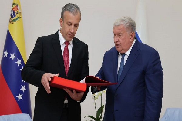 El ministro de PetroleoTareck El Aissami con el con Igor Sechin, director ejecutivo de la empresa rusa Rosneft.