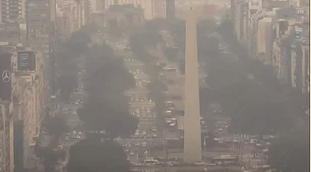 Nube de humo proveniente de Uruguay cubre a CABA