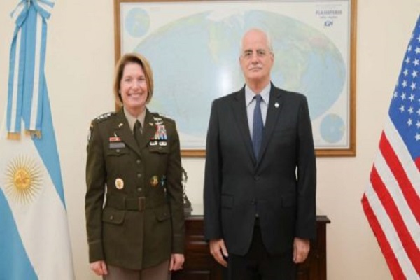 Laura Richardson y el ministro de Defensa, Jorge Taiana.