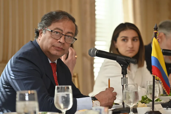 El presidente de Colombia recordó que el 25 de abril en una reunión internacional se insistirá en "que no haya sanciones" y que "haya mucha más democracia".