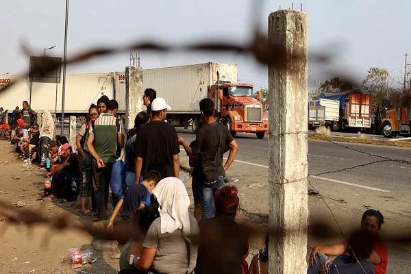 Organizaciones denuncian violaciones a los derechos humanos de los solicitantes de permisos de tránsito o asilo.