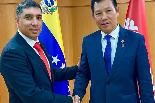 Encuentro del Ministro de petróleo de Venezuela y el Embajador Vietnam.