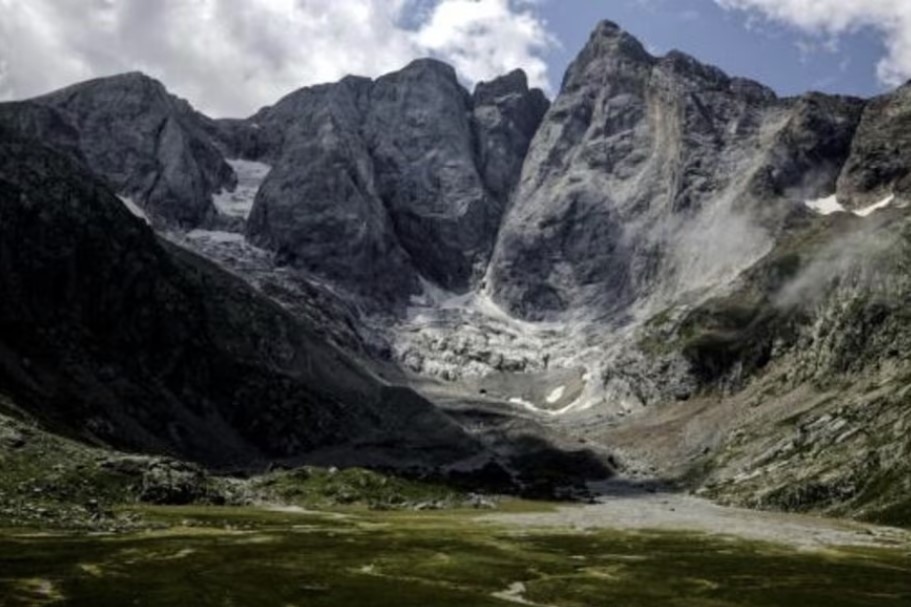 El glaciar de las Oulettes de Gaube, en el macizo de Vignemale, en los Altos Pirineos franceses, el 21 de julio de 2023