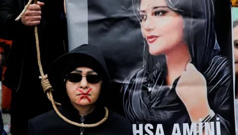 Una manifestante conmemora con una performance la muerte de Mahsa Amini en Estambul