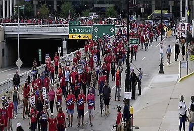 Miembros del sindicato United Auto Workers marchan en Detroit tras iniciar la huelga