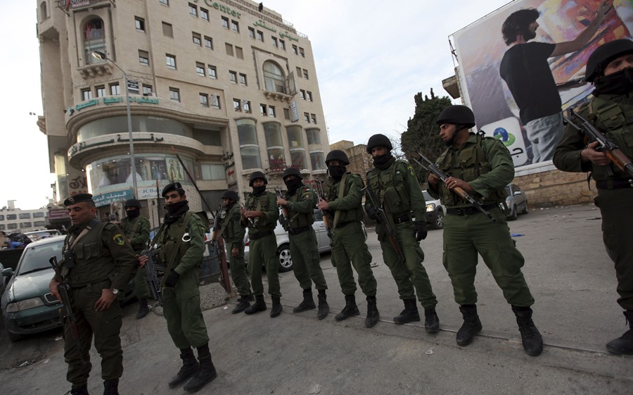 Policías palestinos hacen guardia frente a la sede de la televisión árabe Al-Jazeera en Ramala, Cisjordania, en una imagen de archivo