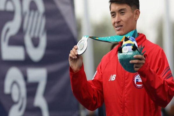 El maratonista mapuche se subió al podio y le sumó la tercera medalla a Chile en estos Juegos Panamericanos.