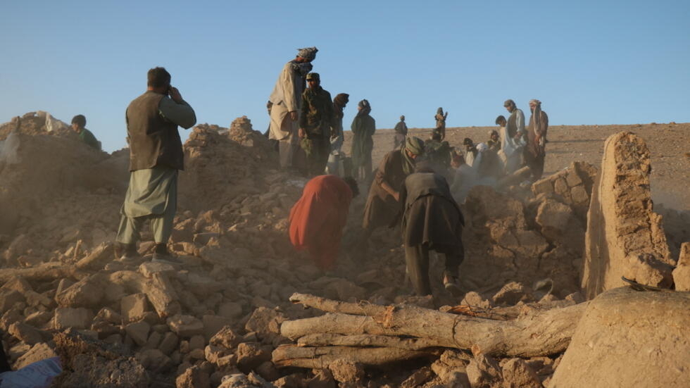 Tras un terremoto de magnitud 6,3, los residentes retiran los escombros de una casa en el pueblo de Sarbuland, en la provincia de Herat, el 7 de octubre de 2023