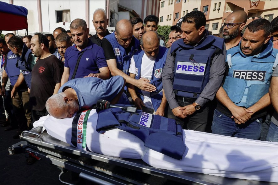 Dolientes asisten al funeral del periodista palestino Mohammed Abu Hattab, el 3 de noviembre de 2023