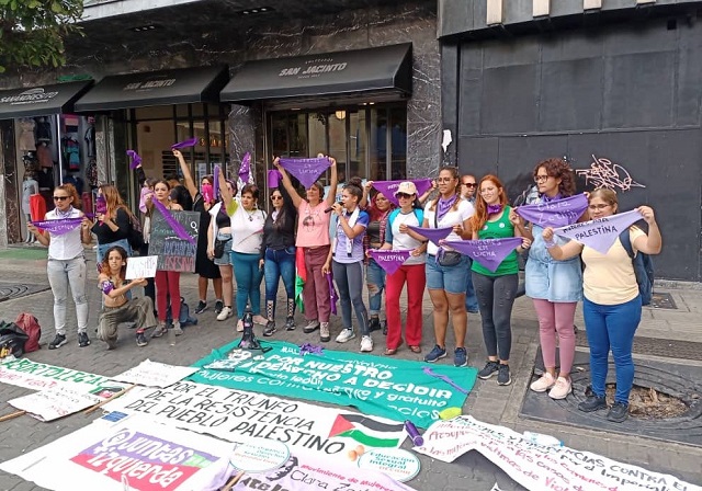 Grupo de mujeres muestra carteles en la concentración por el Día Contra la Violencia de Género