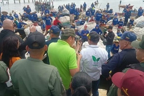 Autoridades y voluntarios retiraron unas nueve toneladas de desechos de orillas del Lago de Maracaibo.