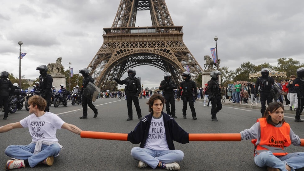 Unos activistas del grupo medioambiental Dernière Renovation en París, en actividad para concientizar sobre el cambio climático