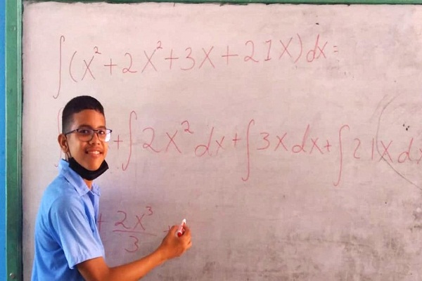 Axel de Jesús Hernández Malavé, muestra una fórmula matemática, en Upata, estado Bolívar, Venezuela.