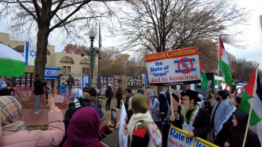 Decenas de activistas y ciudadanos rodean la embajada israelí en Washington