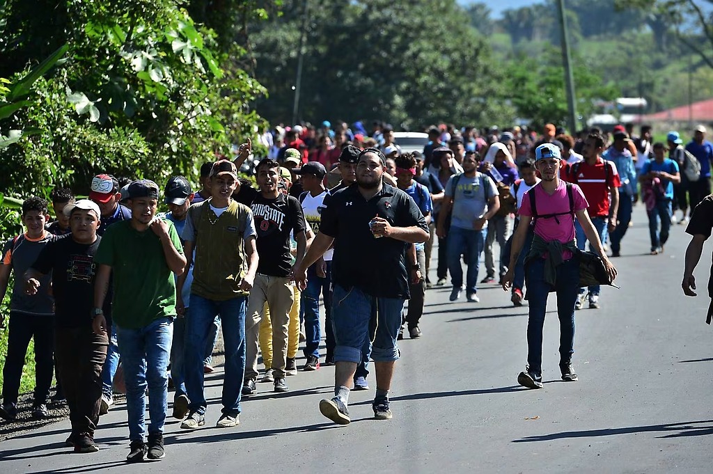Caravana de migrantes sale de Honduras rumbo a EEUU