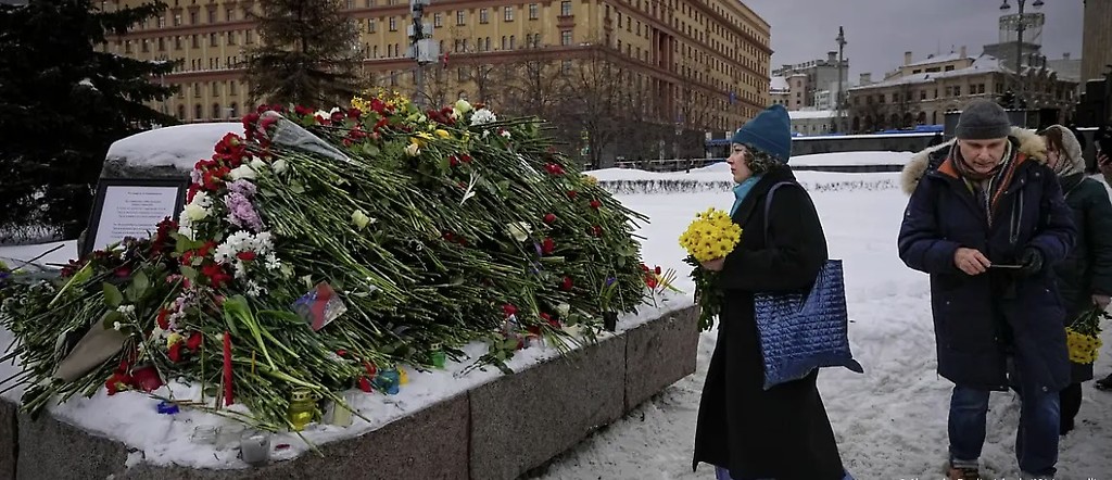 Flores en homenaje al líder opositor ruso fallecido Alexei Navalny