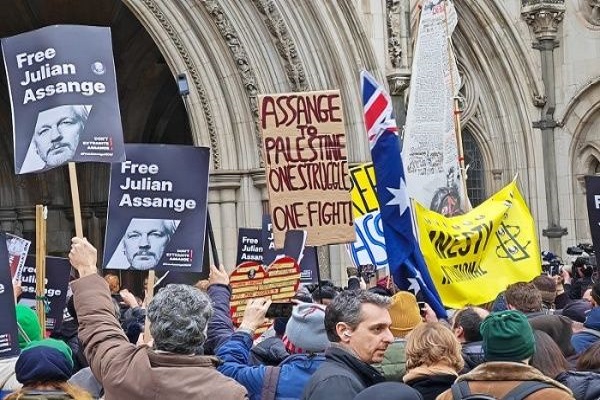  Una multitud de personas está reunida frente a la Justicia británica exigiendo que Assange no sea extraditado a EE UU.