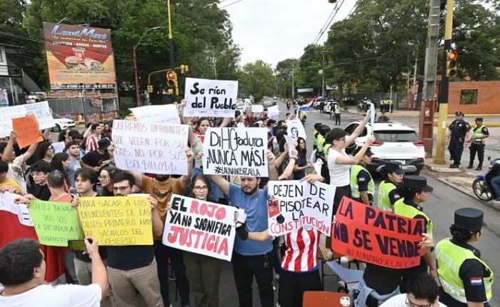 En Paraguay estudiantes universitarios protestan expulsión de senadora