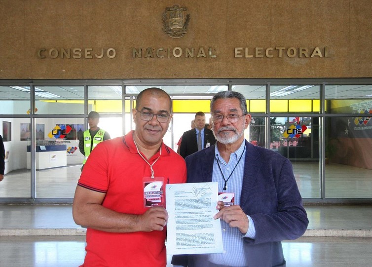 Andrés Giussepe y Manuel Isidro Molina onsignan carta del EPA al CNE