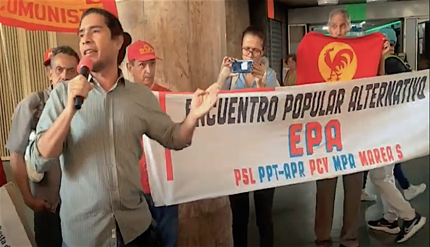 Ángel Arias‚ militante de la Liga de Trabajadores por el Socialismo (LTS) frente al CNE
