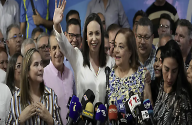 La opositora María Corina Machado abraza a su sustituta Corina Yoris