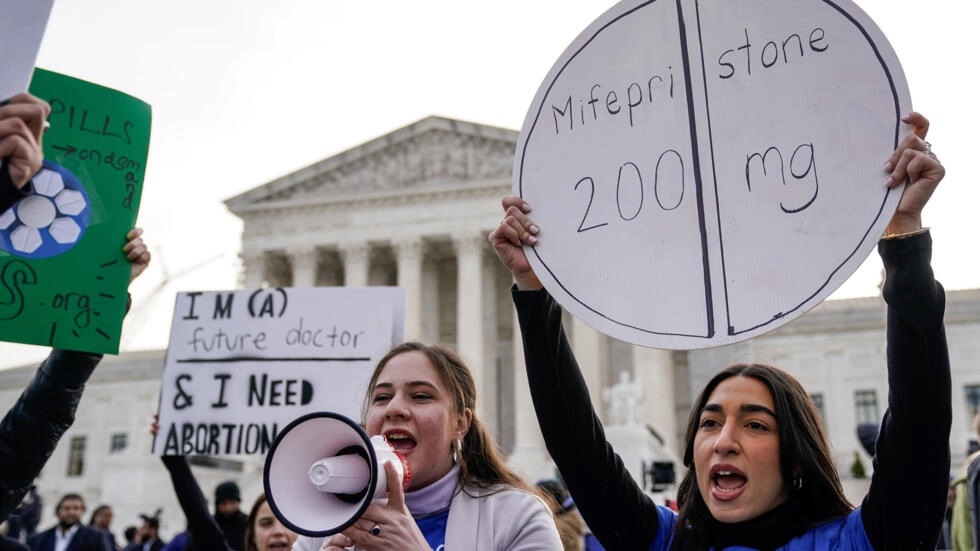 Mujeres a favor del acceso a la píldora abortiva se manifiestan frente a la corte suprema de Estados Unidos en Washington