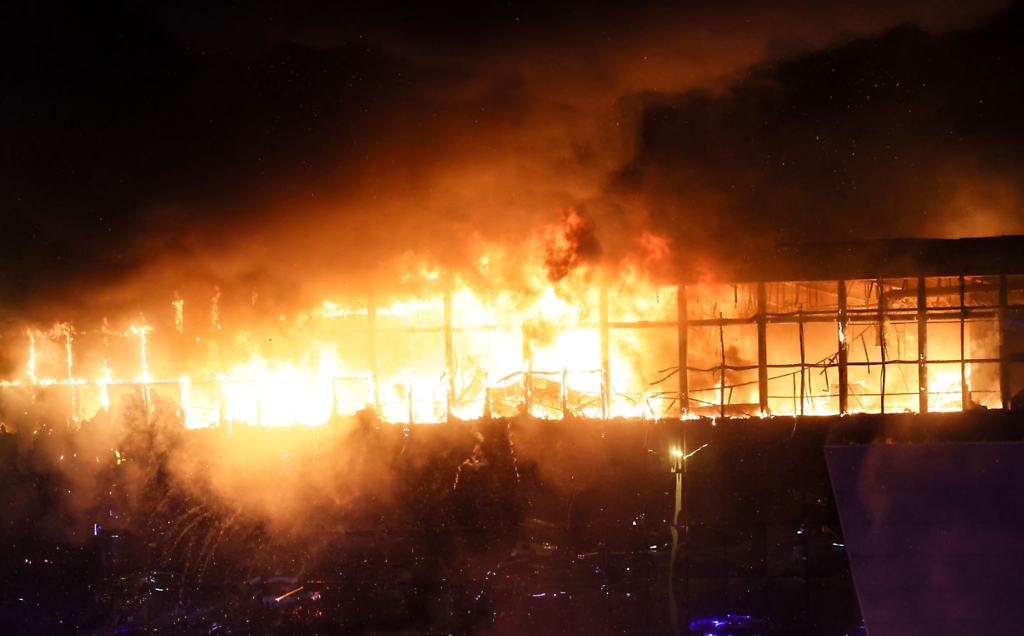Una vista muestra la sala de conciertos Crocus City Hall en llamas tras el incidente del tiroteo en K...Mostrar más
