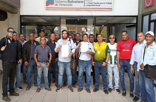 Trabajadores de MASISA y directivos de SITRAEMAS ante la Inspectoría del Trabajo de Puerto Ordaz (estado Bolívar)